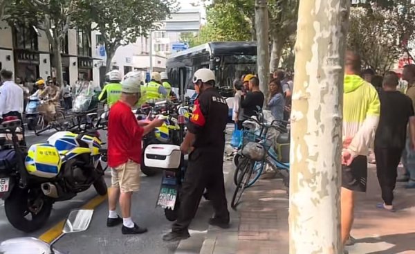 双融优配 公交车撞树，多乘客送医