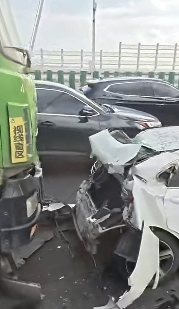 集采优配 徐浦大桥三车追尾 所幸未有人员伤亡